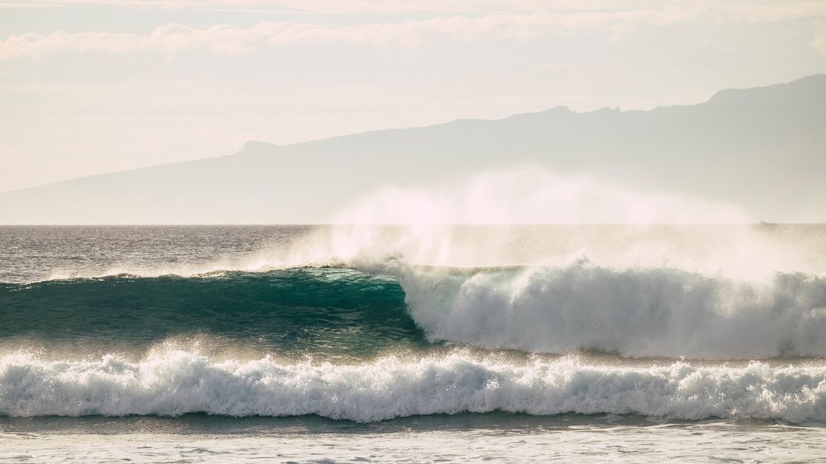 Rozbouřené moře na Tenerife zabilo nejméně tři lidi. Nedbali varování